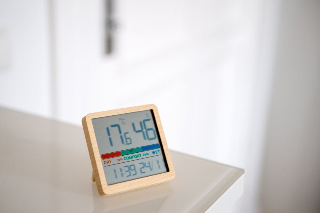 Auch wenn's kalt ist: So lüften Sie richtig - Ein Hygrometer hilft dabei, die Luftfeuchtigkeit in Wohnung oder Haus im Blick zu behalten.