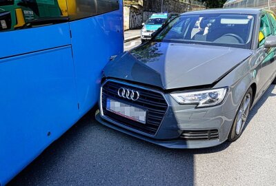Audi fährt auf Linienbus auf: Eine verletzte Person - Aus bisher ungeklärter Ursache fuhr dort der Fahrer eines PKW Audi auf einen Bus der CVAG auf. Foto: ChemPic