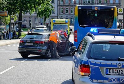Audi fährt auf Linienbus auf: Eine verletzte Person - Aus bisher ungeklärter Ursache fuhr dort der Fahrer eines PKW Audi auf einen Bus der CVAG auf. Foto: ChemPic