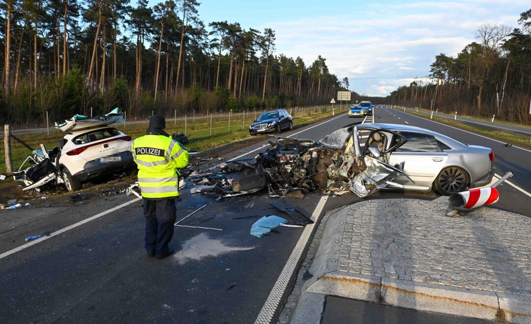 Audi gerät in den Gegenverkehr: Fünf schwerverletzte Personen - Zwei Unfallfahrzeuge stehen auf der Bundesstraße 87 bei Mockrehna. Foto: Erik-Holm Langhof