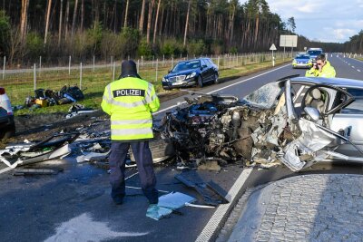 Audi gerät in den Gegenverkehr: Fünf schwerverletzte Personen - Zwei Unfallfahrzeuge stehen auf der Bundesstraße 87 bei Mockrehna. Foto: Erik-Holm Langhof