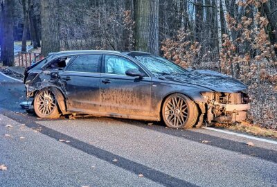 Audi kracht in Kreba-Neudorf gegen mehrere Bäume: Zwei Verletzte - In Kreba-Neudorf kam es zu einem Unfall. Foto: xcitepress