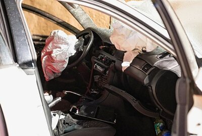 Audi rammt Polizeifahrzeug nach Verfolgungsjagd - Ein PKW rammt ein Polizeifahrzeug nach Verfolgungsjagd. Foto: LausitzNews