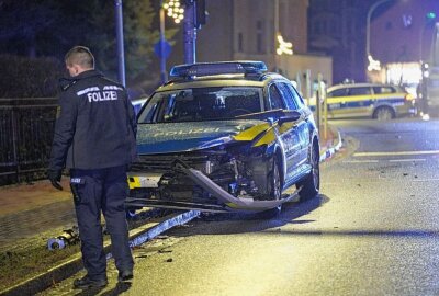 Audi rammt Polizeifahrzeug nach Verfolgungsjagd - Ein PKW rammt ein Polizeifahrzeug nach Verfolgungsjagd. Foto: LausitzNews