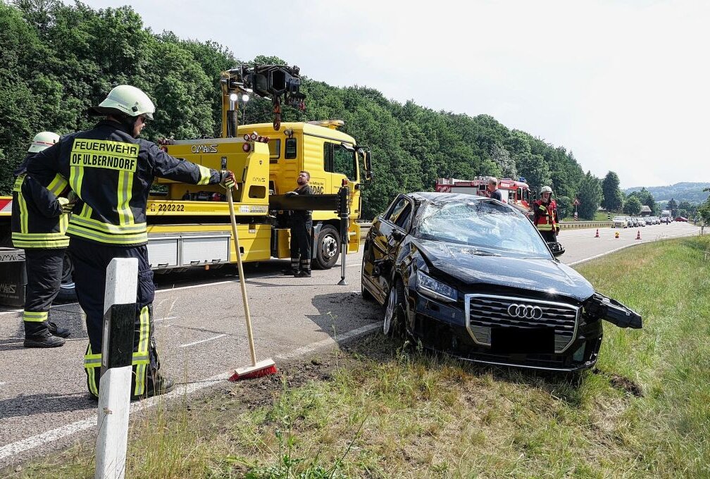 Audi überschlägt sich auf B170 - 2 Verletzte - Schwerer Unfall auf der B170. Foto: Roland Halkasch
