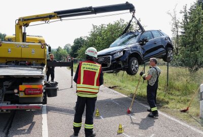 Audi überschlägt sich auf B170 - 2 Verletzte - Schwerer Unfall auf der B170. Foto: Roland Halkasch