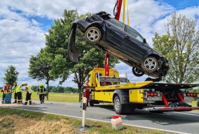 Audi überschlägt sich mehrfach nach Überholmanöver in Thoßfell - Ein Audi überschlug sich bei einem Überholmanöver. Foto: Mike Müller