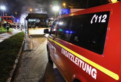 Aue-Bad Schlema: Bus fängt während der Fahrt Feuer - In Aue-Bad Schlema geriet das Heck eines Busses während der Fahrt in Brand. Foto: Niko Mutschmann