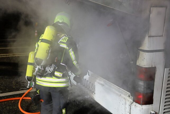 Aue-Bad Schlema: Bus fängt während der Fahrt Feuer - In Aue-Bad Schlema geriet das Heck eines Busses während der Fahrt in Brand. Foto: Niko Mutschmann