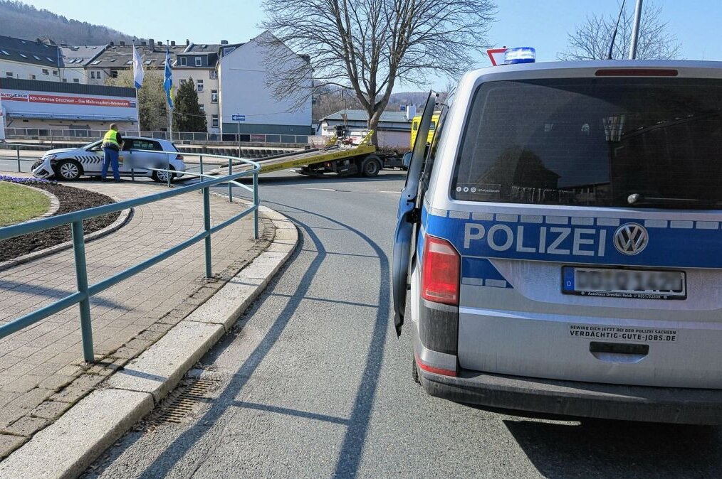 Aue-Bad Schlema: Fahrschulfahrzeug durchbricht Geländer - Verkehrsunfall mit einem Fahrschulfahrzeug. Foto: Niko Mutschmann