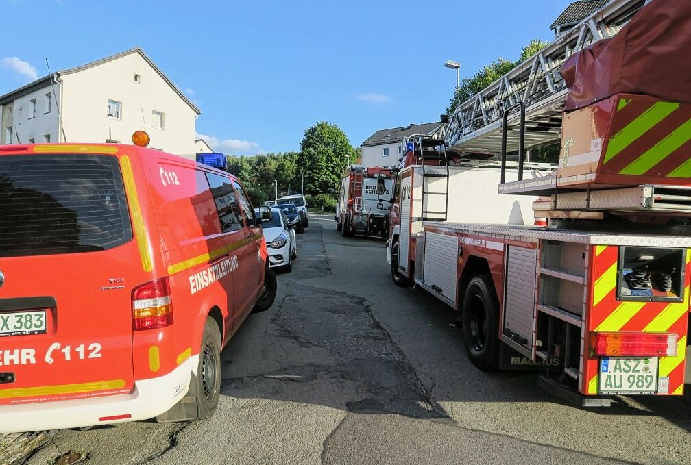 Aue-Bad Schlema - Feuerwehreinsatz wegen angebranntem Essen - Gegen 19 Uhr wurden die Feuerwehren aus Bad Schlema, Aue und Schneeberg zur Rathausstraße in Bad Schlema gerufen. Foto: Niko Mutschmann