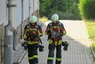 Aue-Bad Schlema - Feuerwehreinsatz wegen angebranntem Essen - Gegen 19 Uhr wurden die Feuerwehren aus Bad Schlema, Aue und Schneeberg zur Rathausstraße in Bad Schlema gerufen. Foto: Niko Mutschmann