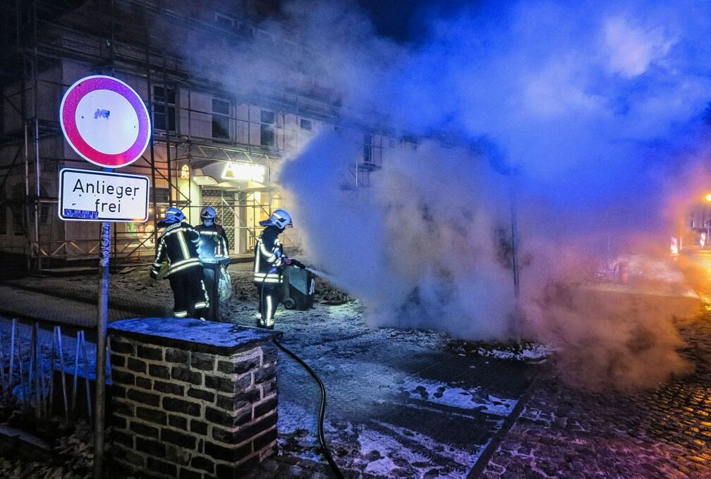 Aue-Bad Schlema: Mülltonnen brannten vermutlich wegen Feuerwerkskörper - In Aue-Bad Schlema brannten am vergangenen Abend Mülltonnen. Foto: Niko Mutschmann