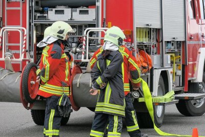 Aue-Bad Schlema: Schweißarbeit führt zu Brand in Firmenhalle - Schweißarbeit führt zu Brand in Aue-Bad Schlema. Foto: Niko Mutschmann