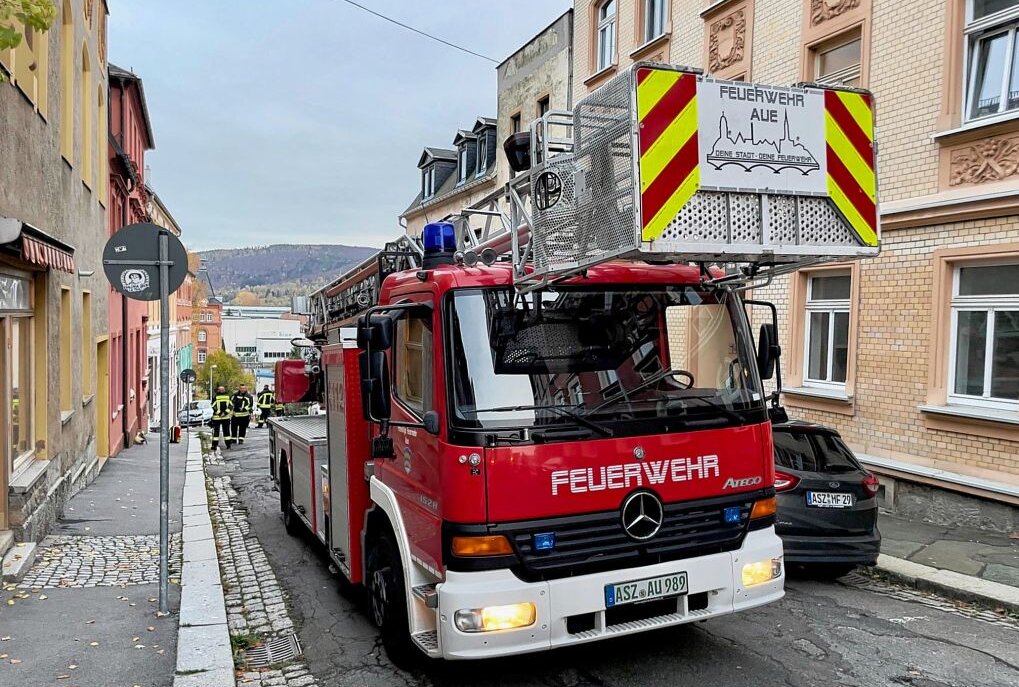 Aue: Erneuter Feuerwehreinsatz in der Pfarrstraße - Erneuter Feuerwehreinsatz in der Pfarrstraße in Aue. Foto: Daniel Unger