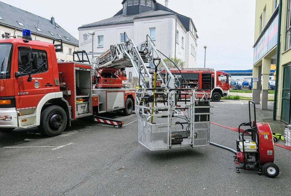 Aue: Küchenbrand löst Einsatz in Mehrfamilienhaus aus - Nach den Löscharbeiten musste das Haus noch belüftet werden. Foto: Niko Mutschmann