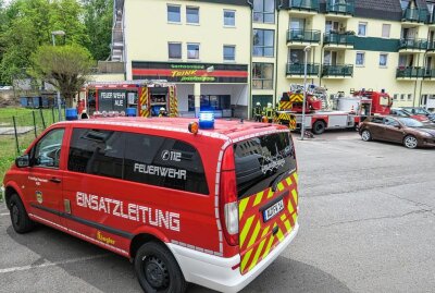 Aue: Küchenbrand löst Einsatz in Mehrfamilienhaus aus - Die Feuerwehr hatte den Küchenbrand schnell unter Kontrolle. Foto: Niko Mutschmann