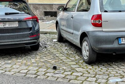 Aue: Mann tickt aus und wirft Hausrat aus dem Fenster - Zwischen den Autos liegen zerbrochene Gegenstände herum. Foto: Daniel Unger