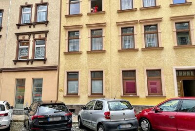 Aue: Mann tickt aus und wirft Hausrat aus dem Fenster - Ein Sanitäter ist in der Wohnung des Mannes zu sehen. Foto: Daniel Unger