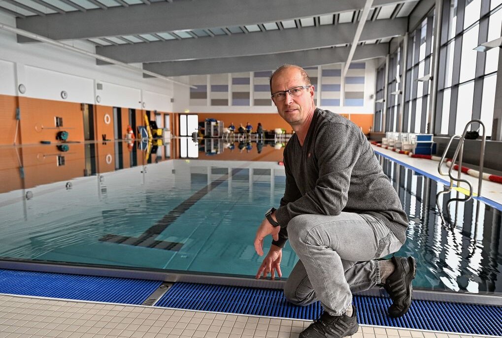 Aue: Schulschwimmen ist seit Wochen nicht mehr möglich - Rene Wunderlich - hier in der Schwimmhalle in Aue - hofft, dass Schwimmunterricht bald wieder möglich ist. Foto: Ralf Wendland