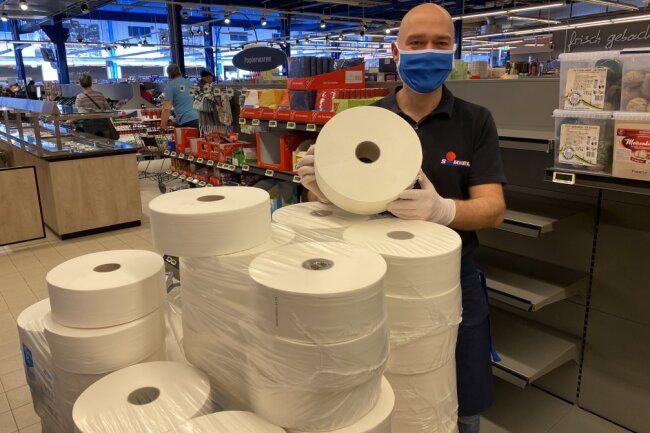 Aue: Toilettenpapier auf XXL-Rollen - Thomas Mittelstedt, Marktleiter im Simmel-Markt in Aue hat heute Toilettenpapier auf Jumbo-Rollen für den Verkauf bekommen. 