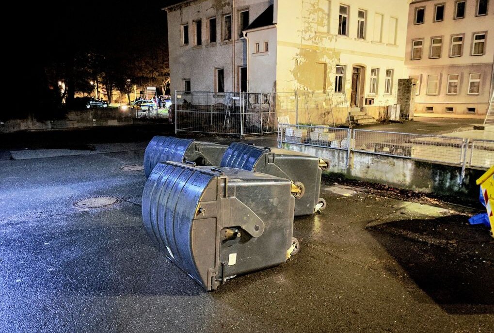 Auer Innenstadt: Randale, Drogen, Bedrohung und  Eingriff in den Straßenverkehr - Umgeschmissene Mülltonnen in der Auer Neustadt. Foto: Daniel Unger