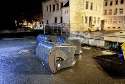 Auer Innenstadt: Randale, Drogen, Bedrohung und  Eingriff in den Straßenverkehr - Umgeschmissene Mülltonnen in der Auer Neustadt. Foto: Daniel Unger
