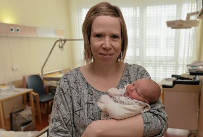 Auer Neujahrsbaby heißt Marie - Sandra Löhrke mit ihrer kleinen Tochter Marie, die an Neujahr im Auer Helios Klinikum geboren worden ist. Foto: Ralf Wendland
