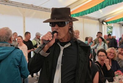 Auer Stadtfest lockt zahlreiche Besucher in die Stadt - Beim Stadtfest ist unter anderen auch ein Udo Lindenberg Double aufgetreten. .Foto: Ralf Wendland