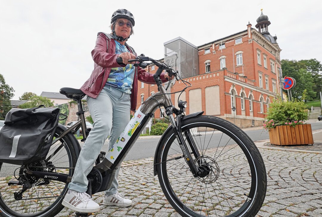 Auerbach beteiligt sich an der Aktion Stadtradeln - Rathausmitarbeiterin Kerstin Petzoldt ist beim Stadtradeln dabei. Auch dienstlich ist sie mit dem E-Bike gern unterwegs. Foto: Thomas Voigt