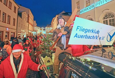 Auerbach erlebt stimmungsvolles Weihnachtsmänner-Treffen - Die Piloten vom Fliegerclub Auerbach glänzten diesmal am Boden. Foto: Thomas Voigt
