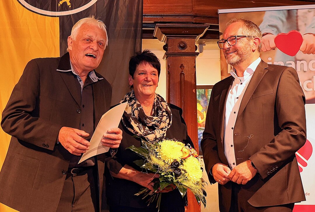Auerbacher Bürgerpreis verliehen - Auerbachs Oberbürgermeister Jens Scharff (re.)würdigte Ulrich Mikulcak und seine Ehefrau Inge für ihr soziales Engagement. Foto: Thomas Voigt
