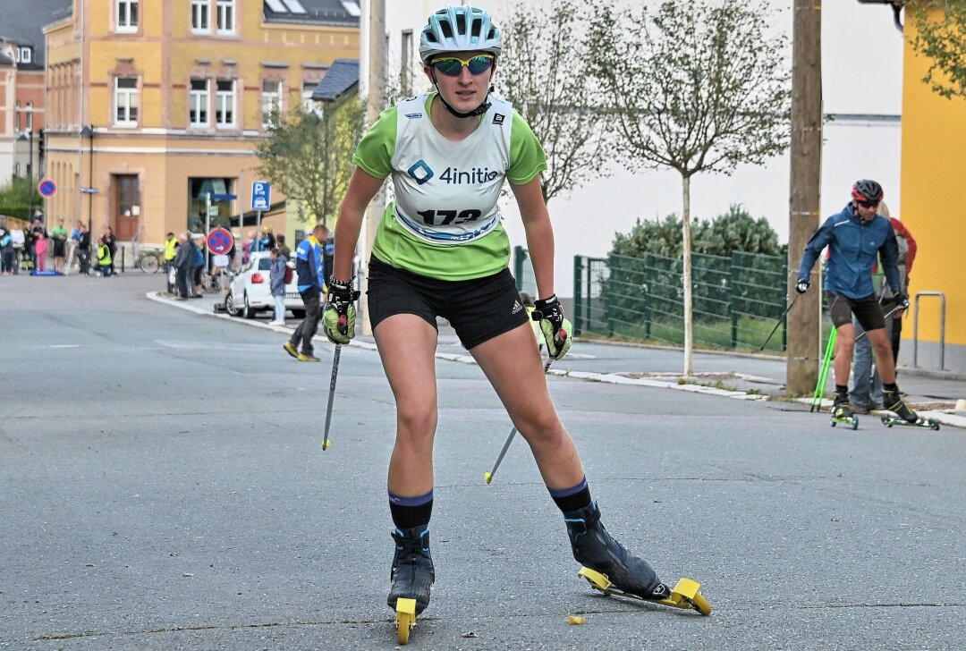 Auerbacher erfolgreich auf Rollski unterwegs - Beim Rollski-Sachsencup in Thalheim ist Annalena Seltmann vom SV Tanne Thalheim Dritte geworden in der weiblichen Jugend 16/17/18. Foto: Ramona Schwabe