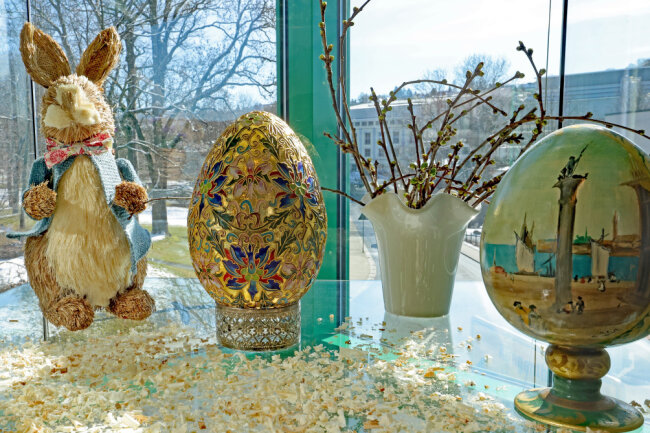 Auerbacher Museum präsentiert "Allerlei um Has' und Ei" - Selbst in den Fenstern des Museums können sich Besucher für Ostern inspirieren lassen.  Foto: Thomas Voigt 