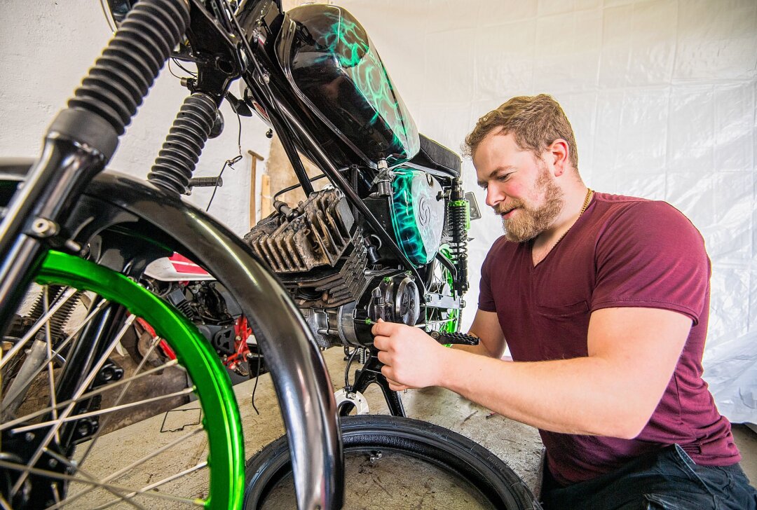 Auerbacher Ostkradtreffen - Mitorganisator Dustin Richter liebt es, an seinen Zweirädern zu schrauben. Foto: ERZ-Foto/Georg Ulrich Dostmann