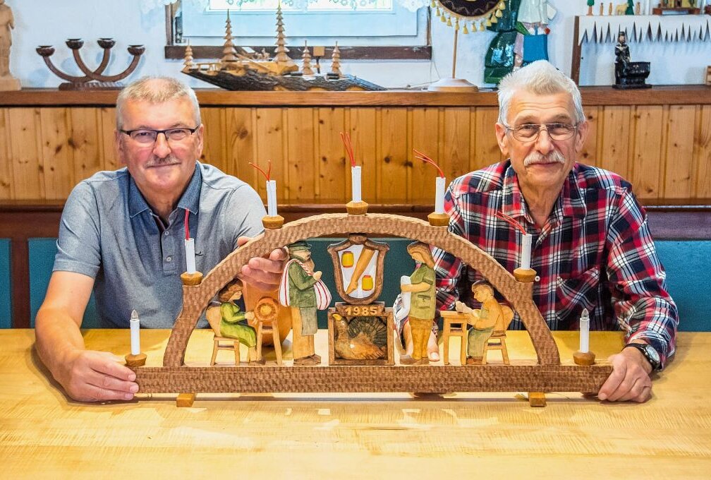 Bernd Roscher (l.) und Rolf Herold (r.) zeigen den Auerbacher Ortsschwibbogen im Miniformat.  Foto: ERZ-Foto/Georg Ulrich Dostmann