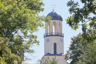 Auerbacher Spätsommerfest hat am Wochenende Premiere - Wie ein Leuchtturm ragt der Turm der St. Laurentius-Kirche in den Himmel. In den nächsten Tagen werden Führungen angeboten. Foto: Thomas Voigt