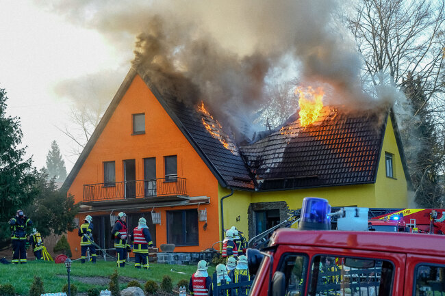 Auerbacher Wohnhaus steht lichterloh in Flammen - Am Abend kam es zu einem Brand in Auerbach.
