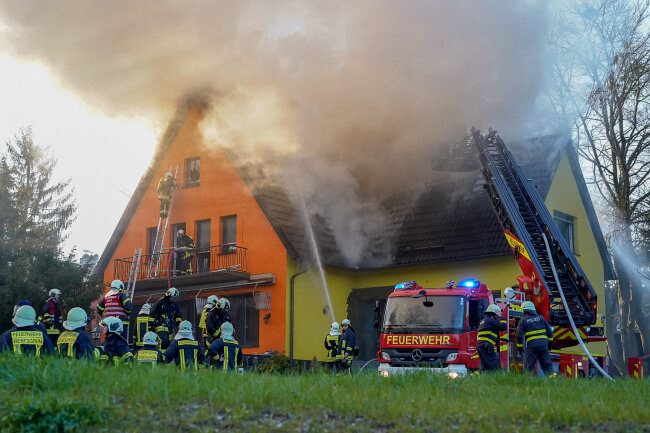 Auerbacher Wohnhaus steht lichterloh in Flammen - Am Abend kam es zu einem Brand in Auerbach.