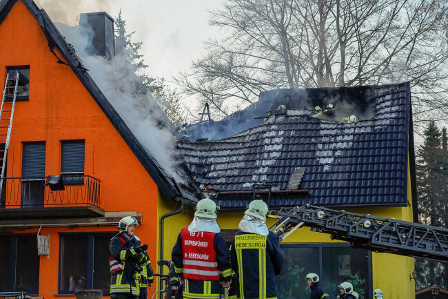Auerbacher Wohnhaus steht lichterloh in Flammen - Das Haus ist derzeit unbewohnbar.