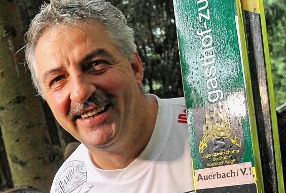 Auerbachs Bürgermeister versteigert WM-Pokal - Ehemaliger Weltklasse-Springer Manfred Deckert versteigert einen seiner Pokale. Foto: Thomas Voigt