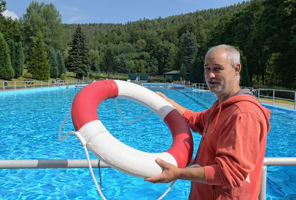 Auerhammer Freibad lockt mit kühlem Nass - Schwimmmeister Sven Korb freut sich über Gäste im Auerhammer Freibad. Foto: Ralf Wendland