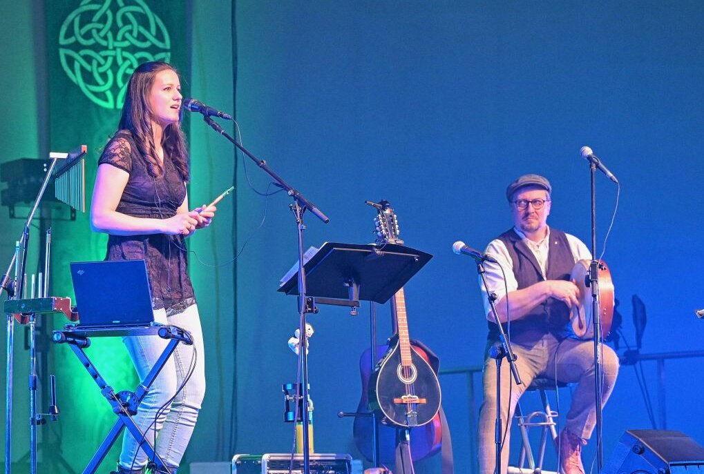 Auf Celtic Rhythm of Ireland gestern folgt heute Tennenrock - Die Musiker von Loop Head haben gestern den ersten Teil des Programms gestaltet. Foto: Ralf Wendland