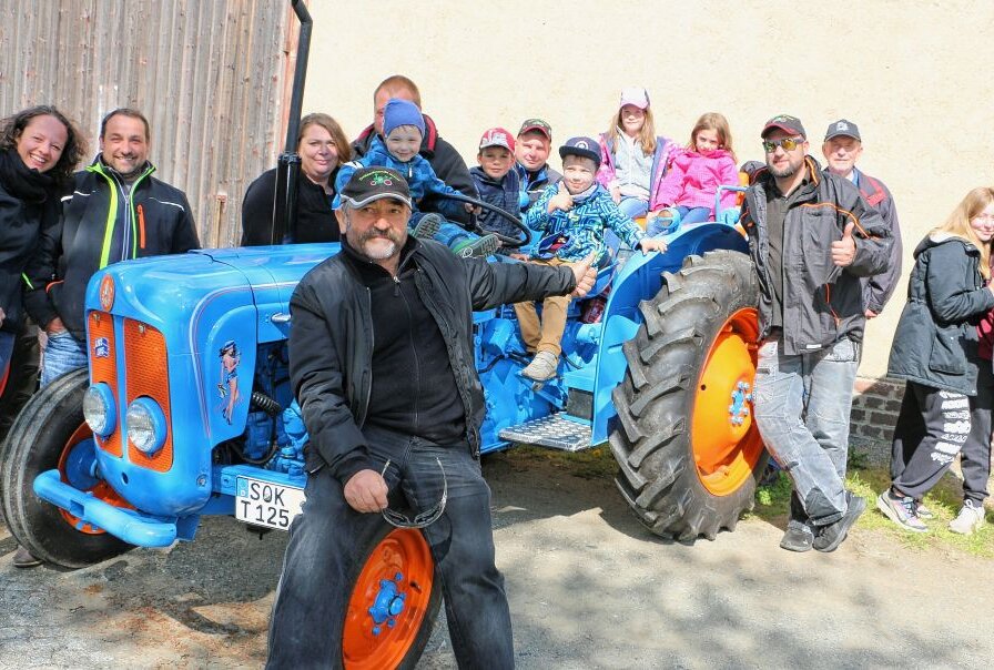 Traktorenfans jeden Alters an dem himmelblauen Fordson Dextra von Daniel Wagner (4. von rechts).Foto: Simone Zeh