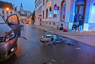Auf dem Weg zur Schule: Jugendlicher auf Moped angefahren - Ein Mopedfahrer wurde in Meerane heute Früh von einem Auto erfasst. Foto: Andreas Kretschel