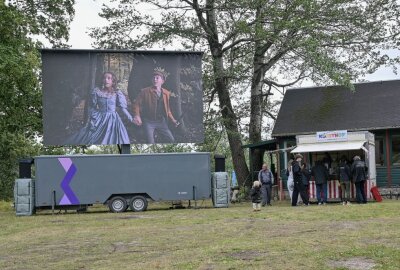 Auf den Kräutergarten folgt die Adleralm - Das Filmfestival "Moviequidi" hat im Kräutergarten "Miriquidi" in Eibenstock Station gemacht. Foto: Ralf Wendland