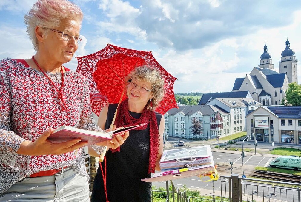 Auf den Spuren der Spitzenstickerei - Heike Kirchhoff (re.) und Karin Lenk führen entlang faszinierender Spitzen-Spuren. Foto: Stadt Plauen