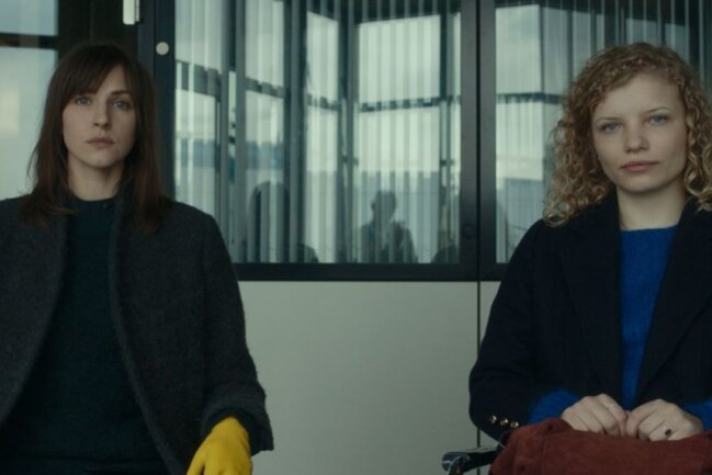 Julie (Natalia Belitski, links) bekommt mit Agnes (Luisa-Céline Gaffron) eine neue Betreuerin zugewiesen.