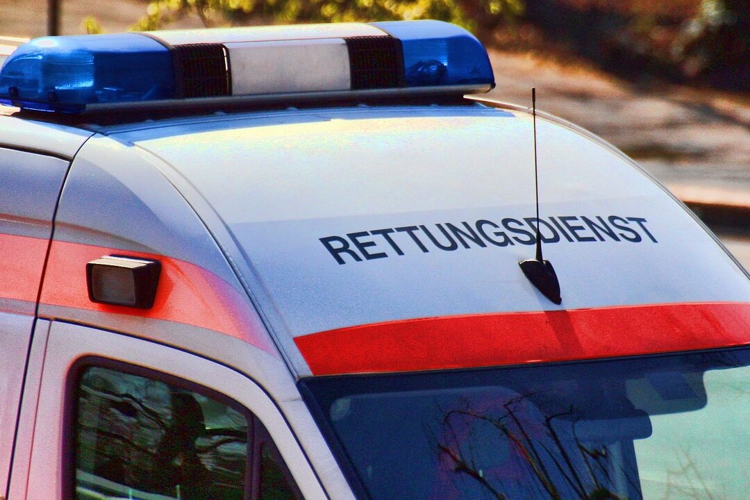 Auf die Fahrbahn gerannt: Kleinkind in Zwönitz schwer verletzt - Das dreijährige Kind wurde mit schweren Verletzungen in ein Krankenhaus gebracht.