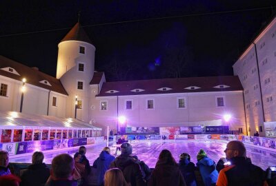 Auf die Schlittschuhe, fertig los! - Eisbahn eröffnet im Freiberger Schloss Freudenstein! Foto: Peggy Schellenberger